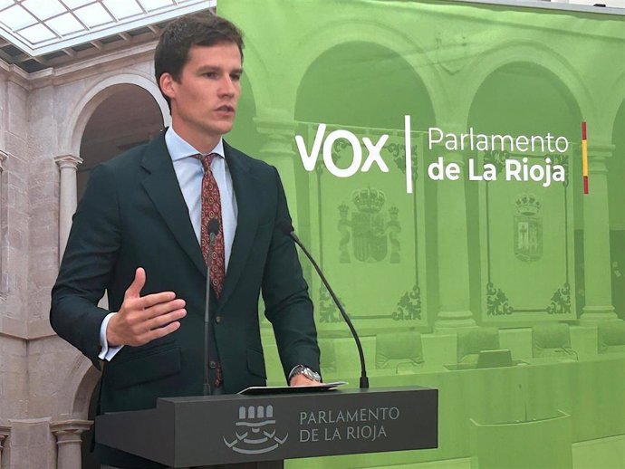 El portavoz del Grupo Parlamentario de Vox, Ángel Alda, en comparecencia de prensa