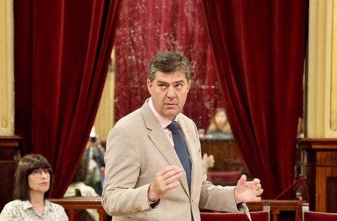 Archivo - El conseller de Turismo, Cultura y Deportes, Jaume Bauzà, en un pleno del Parlament.