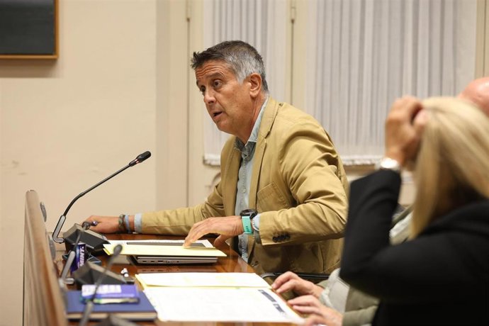 El diputado del PP de Asturias Manuel Cifuentes durante la comisión parlamentaria en la Junta General.