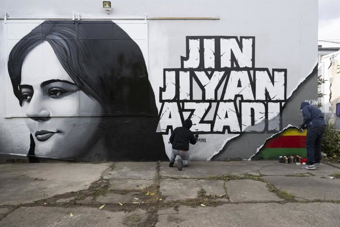 Archivo - Arquivo - Mural em Frankfurt, Alemanha, em memória de Mahsa Amini, que morreu sob custódia no Irã após ser presa por supostamente usar o véu de forma incorreta.