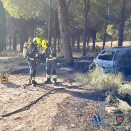 Efectivos del CPB atiende un incendio en vehículo y en una zona de vegetación aledaña en la barriada de La Dehesa en el municipio malagueño de Ronda.