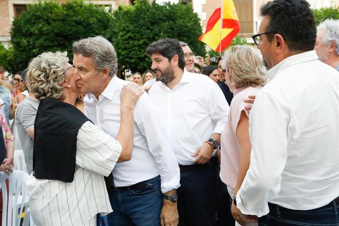 Archivo - El presidente de la Región de Murcia, Fernando López Miras (c) y el presidente del PP, Alberto Núñez Feijóo (2i), durante un acto público en la plaza de los Apóstoles de Murcia, a 11 de junio de 2025, en Murcia, Región de Murcia (España)
