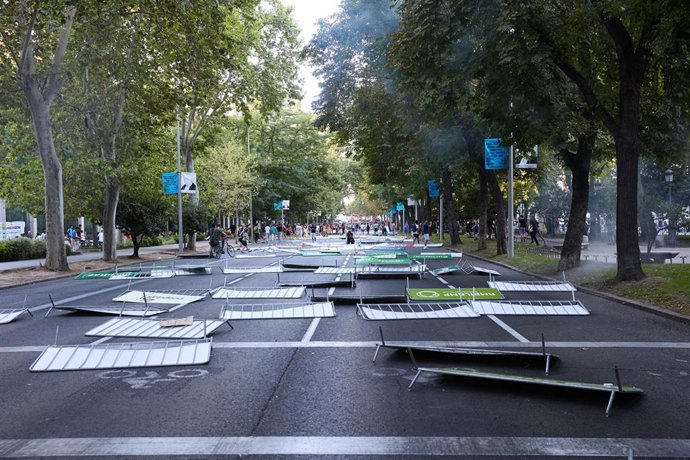 Vallas tiradas tras las cargas policiales a varias personas que protestan a favor de Palestina en Atocha 