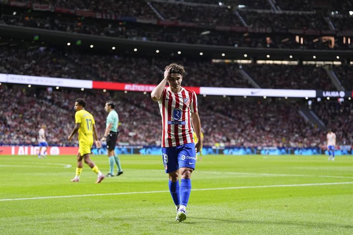 Julian Alvarez do Atlético de Madrid lamenta durante a partida de futebol da Liga Espanhola, LaLiga EA Sports, disputada entre o Atlético de Madrid e o Villarreal CF no estádio Riyadh Air Metropolitano em 13 de setembro de 2025, em Madri, Espanha.