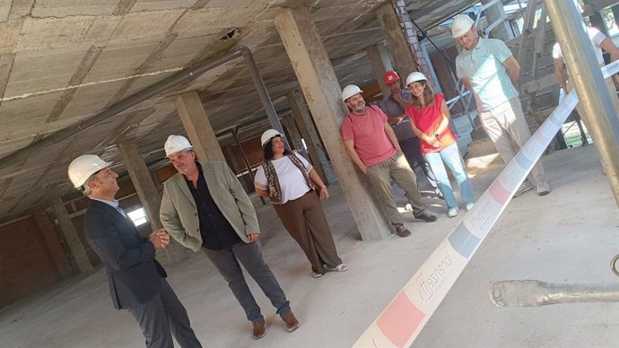 Andrés Lorite (izda.), junto a Francisco Franco, durante la visita a las obras de los apartamentos para mayores en Encinarejo.