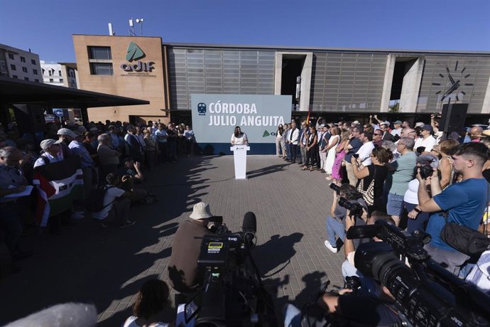 Ana Anguita, hija de Julio Anguita, interviene en el acto institucional y de homenaje con la nueva denominación oficial de la Estación de Córdoba-Julio Anguita, junto al presidente de Adif, Pedro Marco de la Peña.
