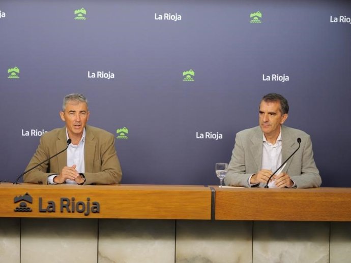 El director general de Medio Natural y Paisaje, Ignacio Sáenz de Urturi, y el delegado de I-DE Redes Eléctricas Inteligentes, Carlos Sobrino, informan trabajos adaptación de 45 apoyos eléctricos en zonas de protección de la avifauna
