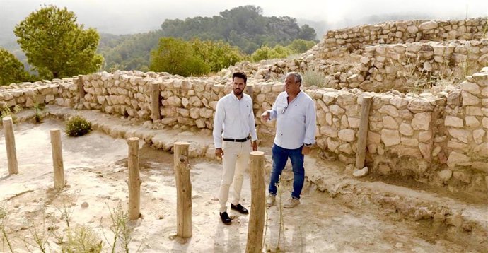El director general de Patrimonio Cultural, Patricio Sánchez, y el alcalde de Pliego, Antonio Huéscar, durante la visita realizada hoy.