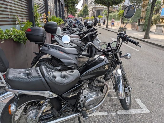 Archivo - Motocicletas aparcadas en la calle Fruela de Oviedo