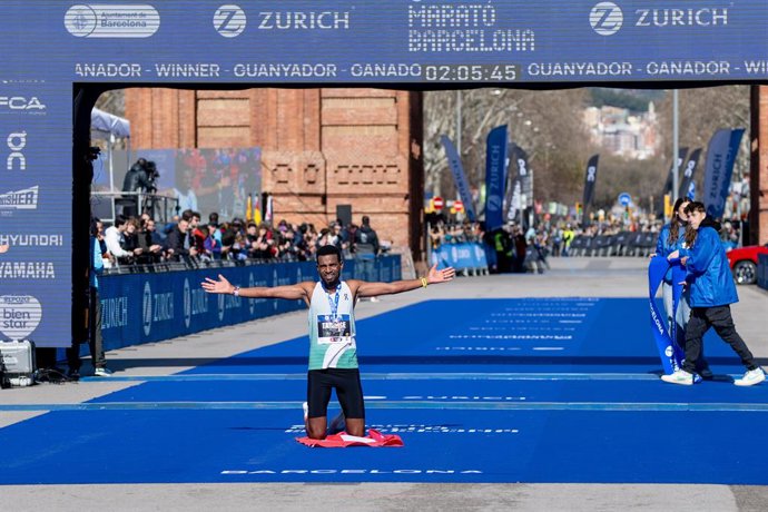Archivo - Un corredor celebra tras cruzar la meta de la Zurich Marató de Barcelona 2024, a 10 de marzo de 2024, en Barcelona, Catalunya (España). Este año se celebra la 45ª edición de la Zurich Marató Barcelona, con la participación de 20.000 corredores y