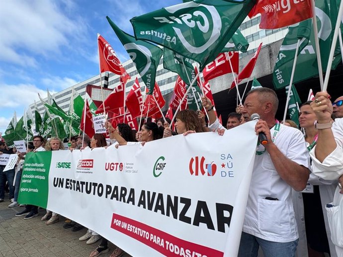 Trabajadores del Sistema Nacional de Salud (SNS) se han manifestado hoy en el HUCA.