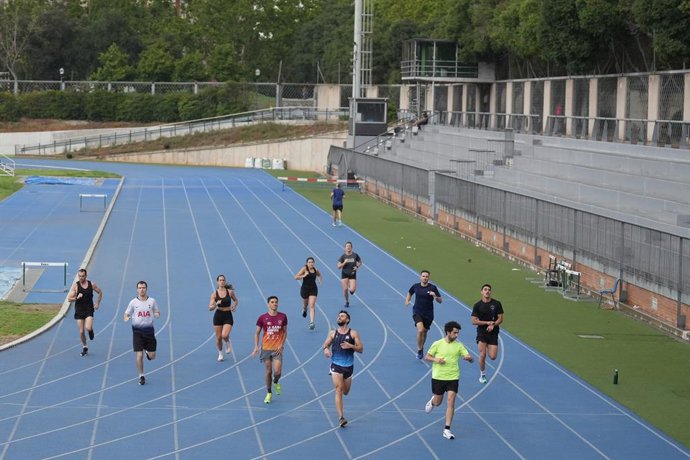 Archivo - Campo de césped y pistas de atletismo del complejo polideportivo Can Dragó, a 23 de julio de 2025, en Barcelona, Catalunya (España). El CE Europa y el Ayuntamiento de Barcelona han propuesto que las pistas de deportivas de Can Dragó (Barcelona) 
