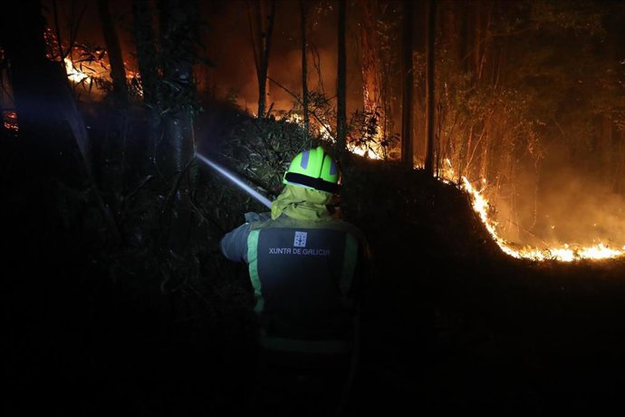 Un bomberos en las labores de extinción de un incendio en Barreiros, a 14 de septiembre de 2024, en Barreiros, Lugo, Galicia (España). Cinco brigadistas han resultado heridos cuando participaban en las labores de extinción del incendio que permanece activ