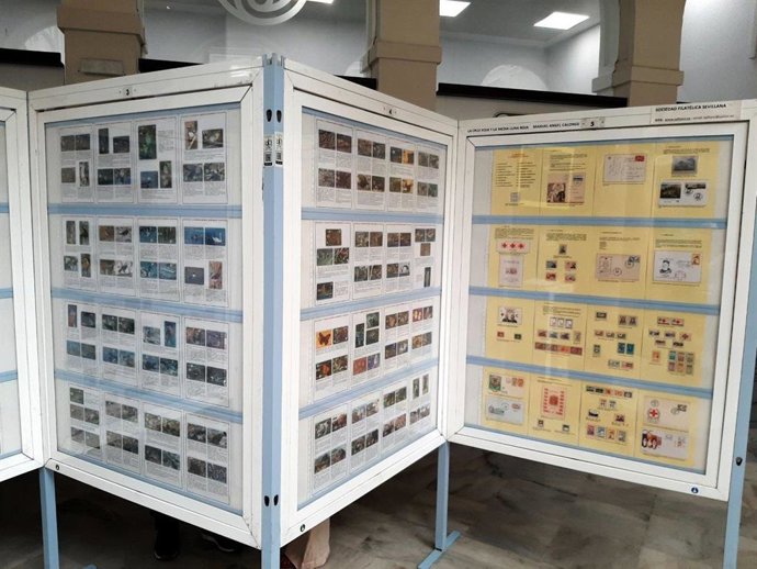 Exposición con imágenes alusivas a la fauna y material filatélico sobre la labor humanitaria de la Cruz Roja y la Media Luna Roja en Correos Sevilla.