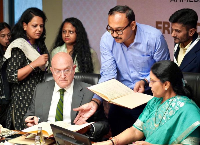 El alcalde (I) durante la firma de renovación del acuerdo con Ahmedabad.