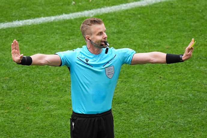 Archivo - 01 July 2024, North Rhine-Westphalia, Duesseldorf: Referee Glenn Nyberg gestures during the UEFA Euro 2024 round of 16 football match between France and Belgium at the Duesseldorf Arena. Photo: Marcus Brandt/dpa