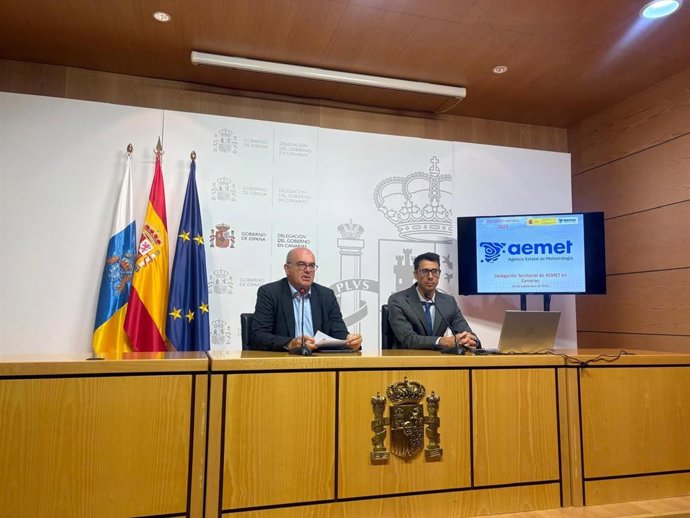 El delegado del Gobierno en Canarias, Anselmo Pestana, junto al delegado territorial de AEMET en Canarias, David Suárez