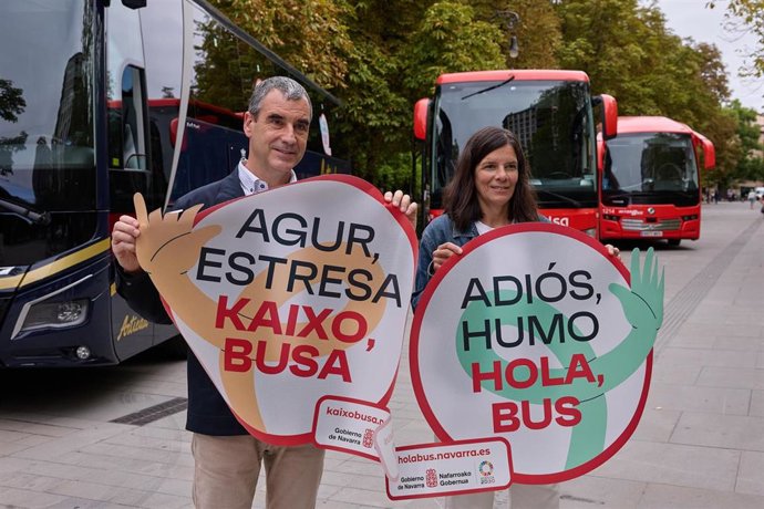 La directora general de Transportes y Movilidad Sostenible, Berta Miranda, participa en la presentación de una campaña de fomento del transporte público en bus.
