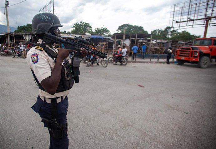 Archivo - Un agente de la Policía hace guardia en Haití