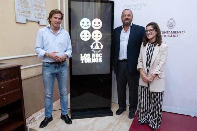 La concejala de Salud en el Ayuntamiento de Cádiz, Gloria Bazán, el teniente de alcalde del Área de Desarrollo Social, Pablo Otero, y el director de Espirituosos España, Bosco Torremocha, presentando nueva campaña en la capital.