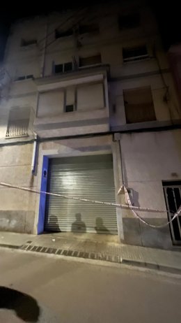 Fachada del edificio afectado por el derrumbe parcial de un piso sobre otro en Sallent (Barcelona)