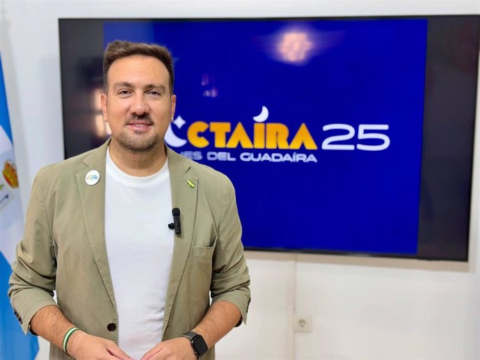 El delegado de Cultura y Turismo del Ayuntamiento de Alcalá de Guadaíra, Christopher Rivas, frente al cartel de Noctaíra.