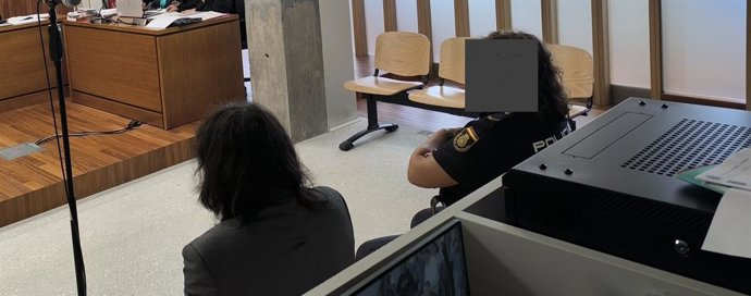 Juicio contra un acusado de violar y robar a una mujer en Vigo, en 2013, que acabó celebrándose a puerta cerrada por la actitud violenta del procesado hacia los medios de comunicación.