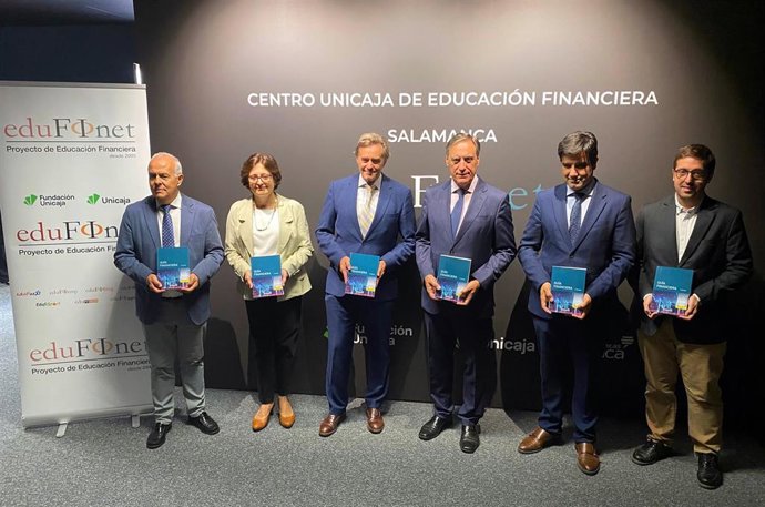 Los responsables de Unicaja y Fundación Unicaja y el alcalde en la presentación en Salamanca de la guñia Edufinet.