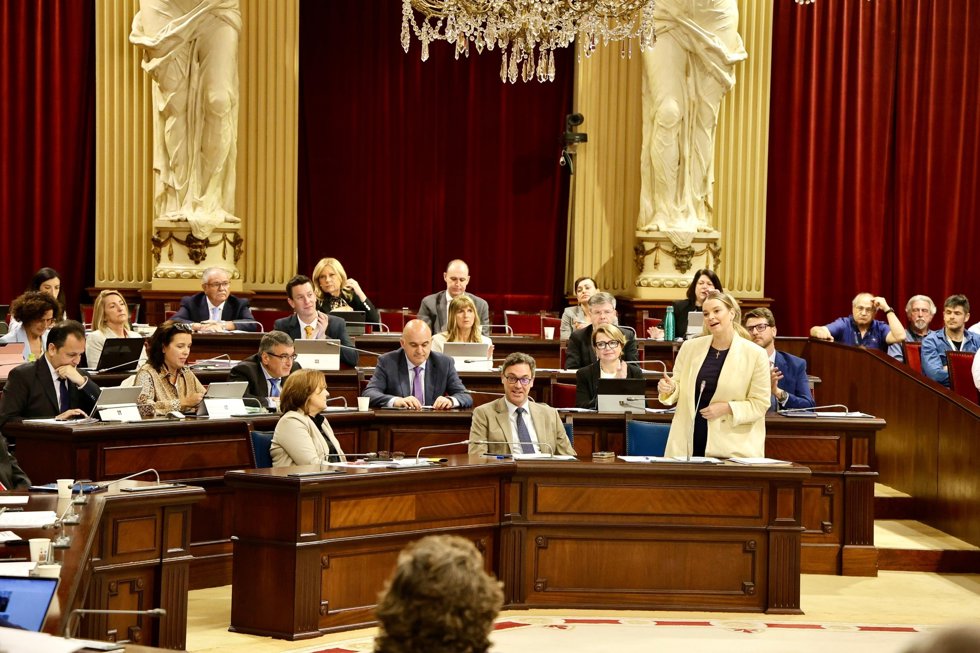 La presienta del Govern, Marga Prohens, interviene en un pleno del Parlament.