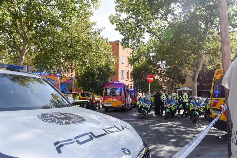 Equipos de emergencias trabajan en la zona donde se ha producido la explosión 