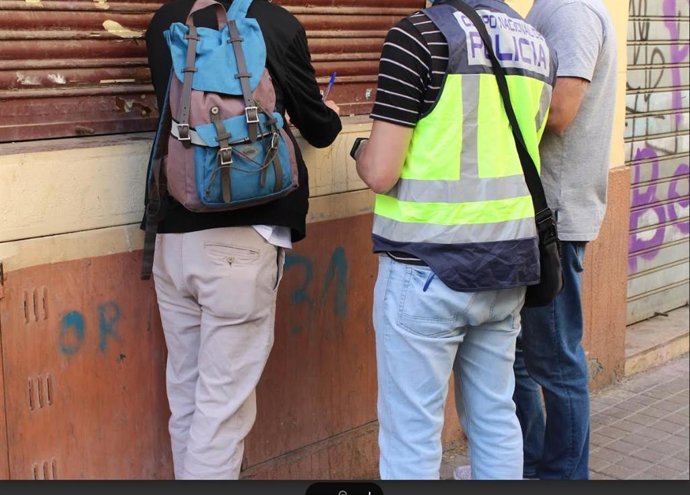 La Policía Nacional detiene a dos mujeres por sustraerle a un joven dos teléfonos móviles y un reloj de alta gama