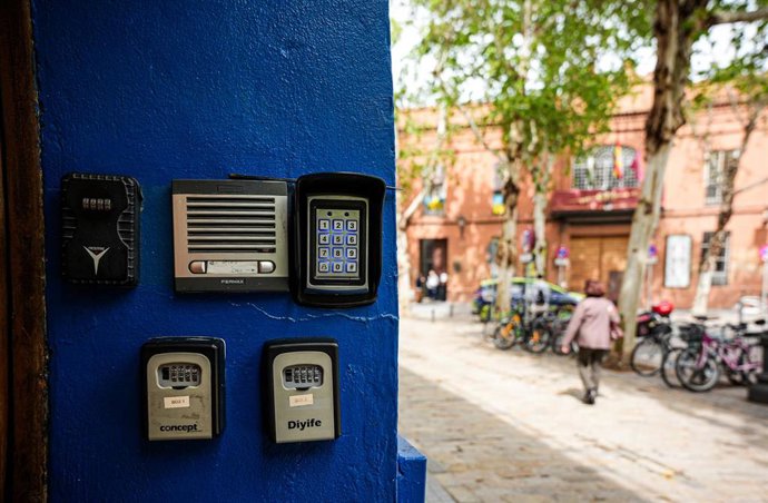 Archivo - Candados de apartamentos turísticos en el centro de Sevilla. 