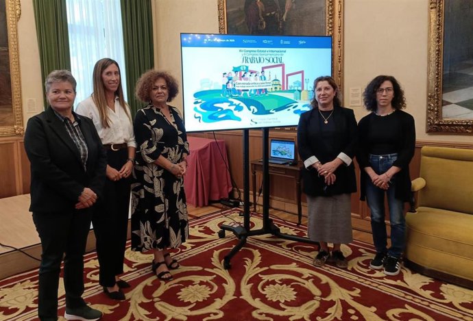 Presentación en el Ayuntamiento de Gijón  del XV Congreso Estatal e Internacional y III Congreso Iberoamericana de Trabajo Social.