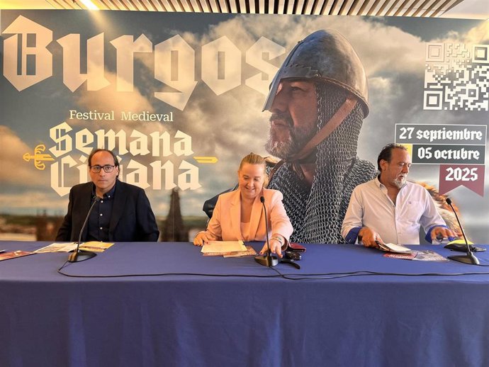 El representante de la UBU, Iván García, la alcaldesa, Cristina Ayala, y el representante de las asociaciones, José Luis Moral.