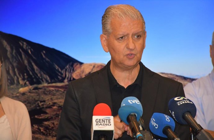 Archivo - El alcalde de La Orotava, Francisco Linares, en rueda de prensa