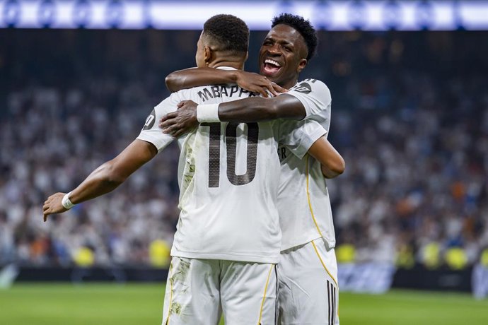 19 August 2025, Spain, Madrid: Real Madrid's Kylian Mbappe (L) celebrates scoring his side's first goal with teammate Vinicius Junior during the Spanish Primera Division soccer match between Real Madrid CF and CA Osasuna at Estadio Santiago Bernabeu. Phot