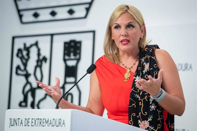 La portavoz de la Junta de Extremadura, Elena Manzano, en rueda de prensa tras el Consejo de Gobierno autonómico