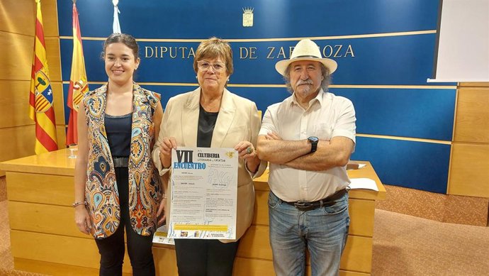 La concejala de Cultura de Calatorao, Victoria Casas; la diputada provincial Mercédes Trébol; y el coordinador del encuentro, Manuel Martínez-Forega.