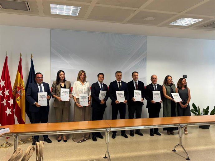 El consejero de Medio Ambiente, Agricultura e Interior de la Comunidad de Madrid, Carlos Novillo, junto a representantes de los ayuntamientos y universidades en la presentación del acuerdo Arco Verde Universitario