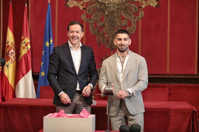 Archivo - El alcalde de Toledo, Carlos Velázquez (i) y el campeón del mundo de la UFC, Ilia Topuria (d), durante una reunión en el Despacho de Alcaldía, en el Ayuntamiento de Toledo.