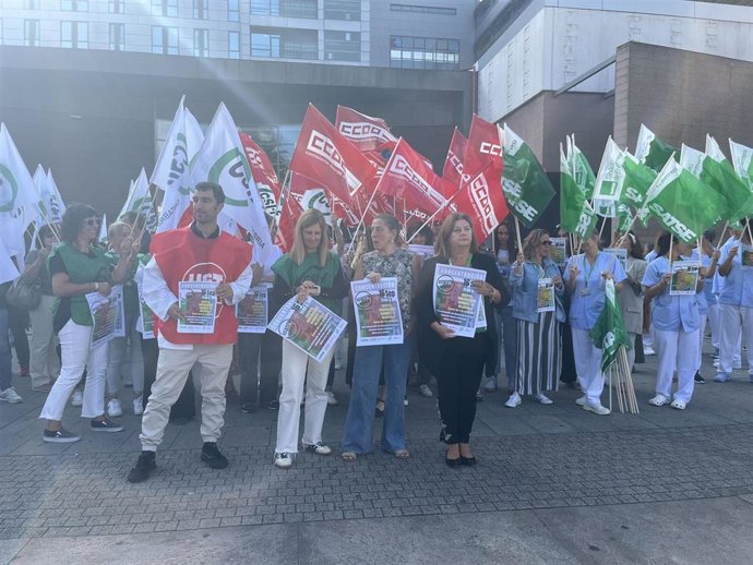 Concentración en Valdecilla para reclamar un Estatuto Marco "con derechos y dinero"