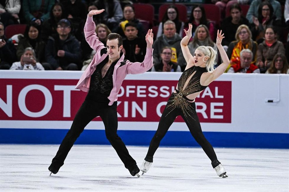 Archivo - Tim Dieck junto a Olivia Smart en una competición de patinaje artístico sobre hielo