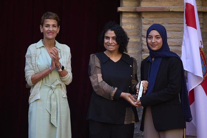 La presidenta María Chivite, Nadia Ghulam y Zuhal Sherzad.
