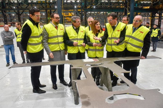 Archivo - Foto de archivo. Visita de los presidentes de Cantabria y Asturias, María José Sáenz de Buruaga y Adrián Barbón, respectivamente, a las instalaciones de CAF en febrero de 2024