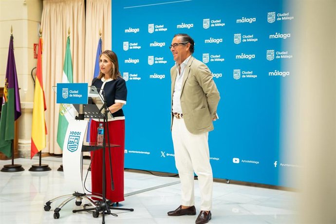 La concejala de Educación, María Paz Flores, acompañada por el delegado provincial de Desarrollo Educativo y FP y de Universidad, Investigación e Innovación, Miguel Briones, ha presentado los Programas Educativos Municipales.