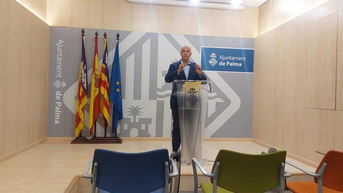 Archivo - El teniente de alcalde y regidor de Urbanismo del Ayuntamiento de Palma, Óscar Fidalgo, en rueda de prensa. Archivo.