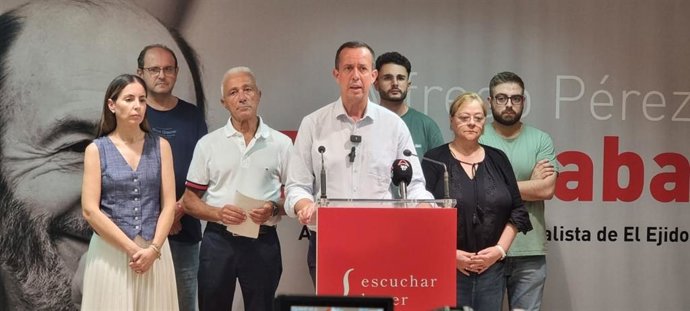 El secretario general del PSOE de Almería, José María Martín, atiende a los medios en la sede socialista de El Ejido.