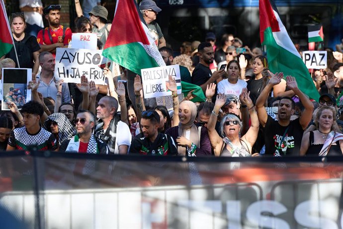 Várias pessoas se manifestam a favor da Palestina em Atocha, no dia da 21ª etapa da Vuelta Ciclista a España, em 14 de setembro de 2025, em Madri (Espanha). A Vuelta Ciclista a España encerra a 90ª edição do Tour da Espanha hoje em Madri.