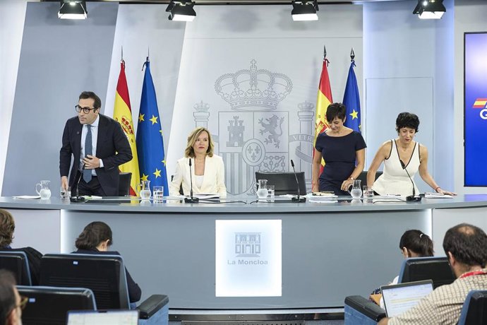 El ministro de Economía, Carlos Cuerpo; la ministra Portavoz, Pilar Alegría; la ministra de Vivienda, Isabel Rodríguez y la ministra de Inclusión, Seguridad Social y Migraciones, Elma Saiz, durante una rueda de prensa.