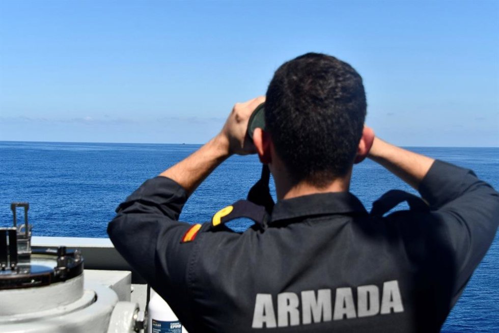 Oficial de la fragata Reina Sofía manteniendo vigilancia visual.